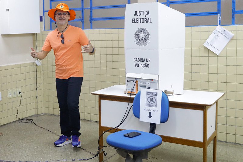 Prefeito David Almeida Vota Em Escola Na Zona Sul E Destaca Normalidade