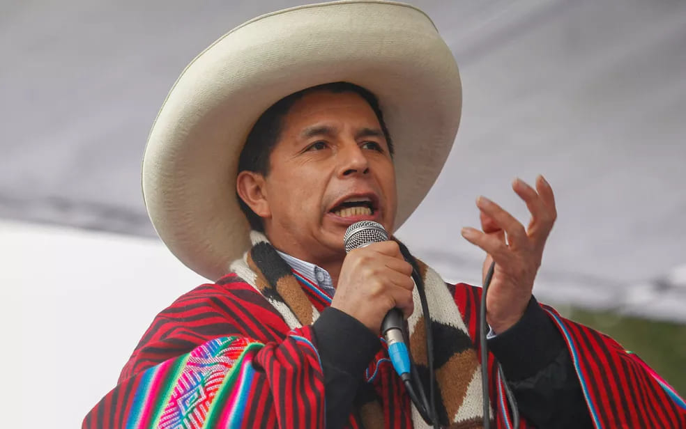 Presidente do Peru volta de carro do Equador para evitar destituição