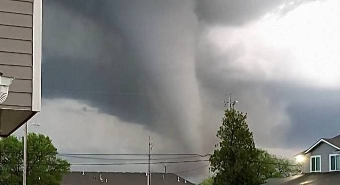 Tornado atinge estado do Kansas, nos EUA, e destrói dezenas de casas