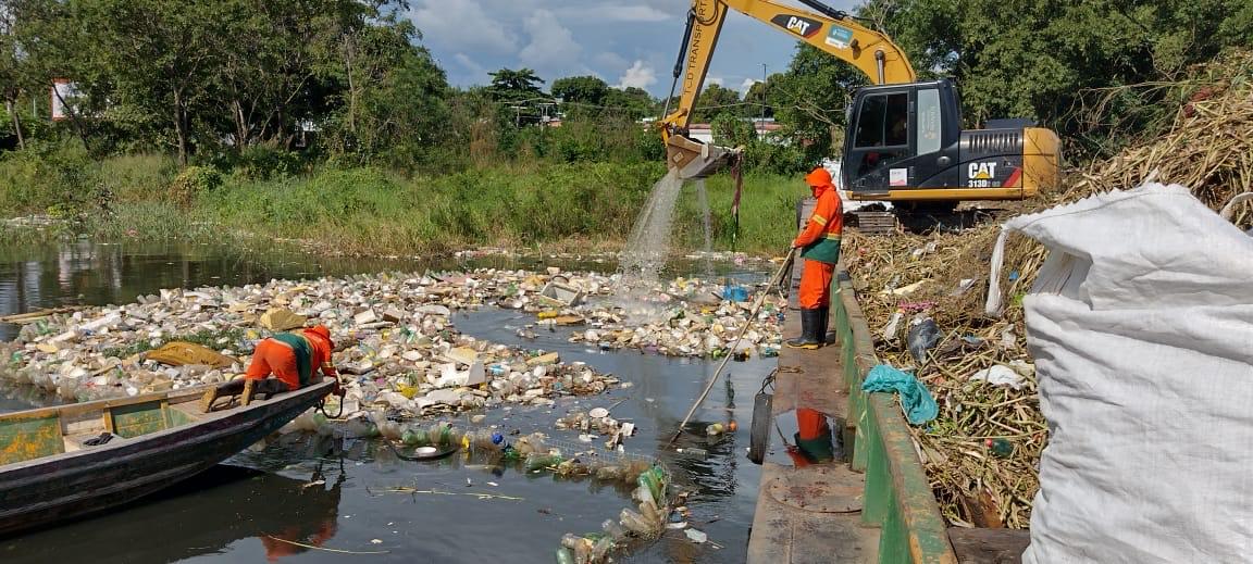 Prefeitura de Manaus realizou mais uma ação de limpeza em rios e igarapés neste sábado, (30)