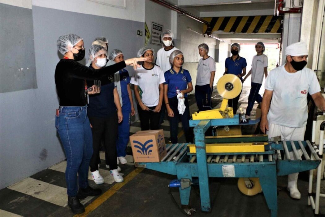 Estudantes do projeto Da Escola Para o Trabalho fazem visita técnica a empresa de bebidas