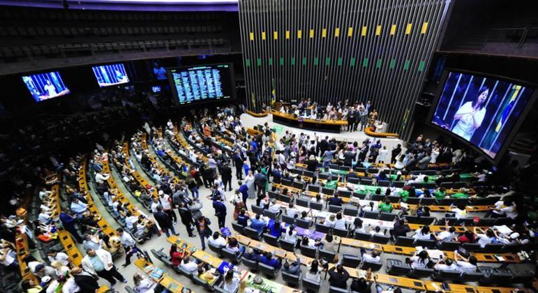 PEC que aumenta Auxílio Brasil para R$ 600 será votada nesta terça