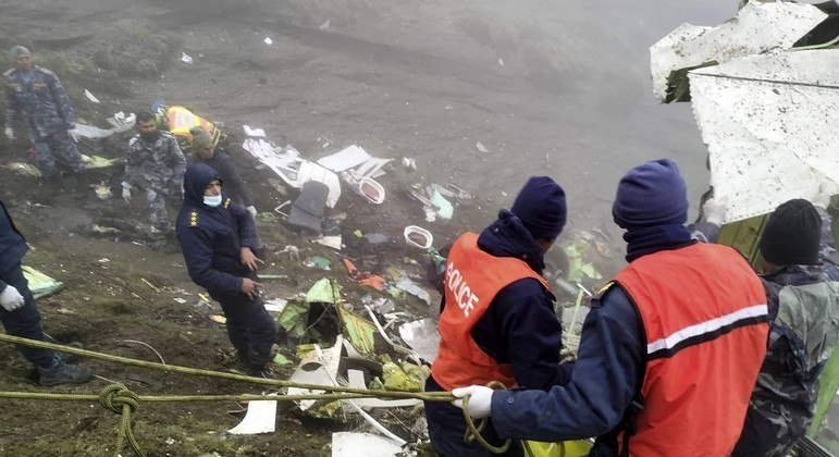 Equipes acham 22 corpos em área em que avião caiu no Nepal; apenas um corpo permanece desaparecido