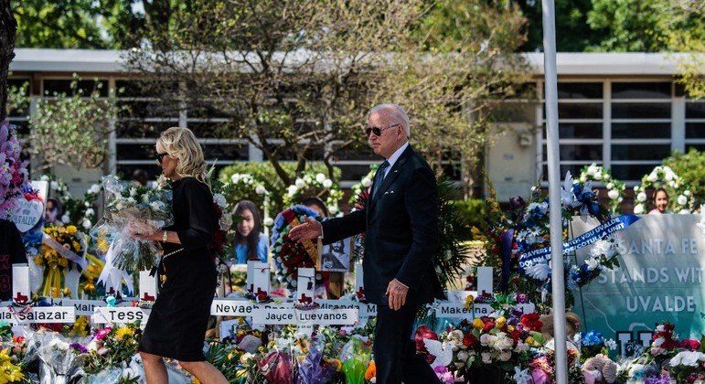 Joe Biden e esposa visitam escola do Texas onde morreram 19 crianças e 2 professoras