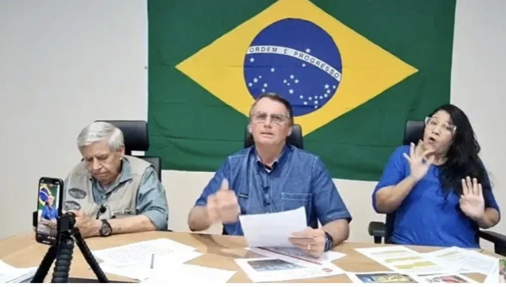 Bolsonaro diz que seu partido vai contratar empresa para fiscalizar eleições