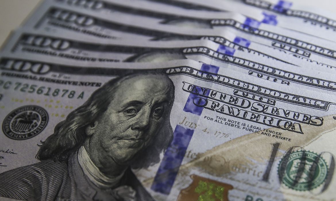 Com terceira queda seguida, dólar fecha o dia cotado a R$ 4,80