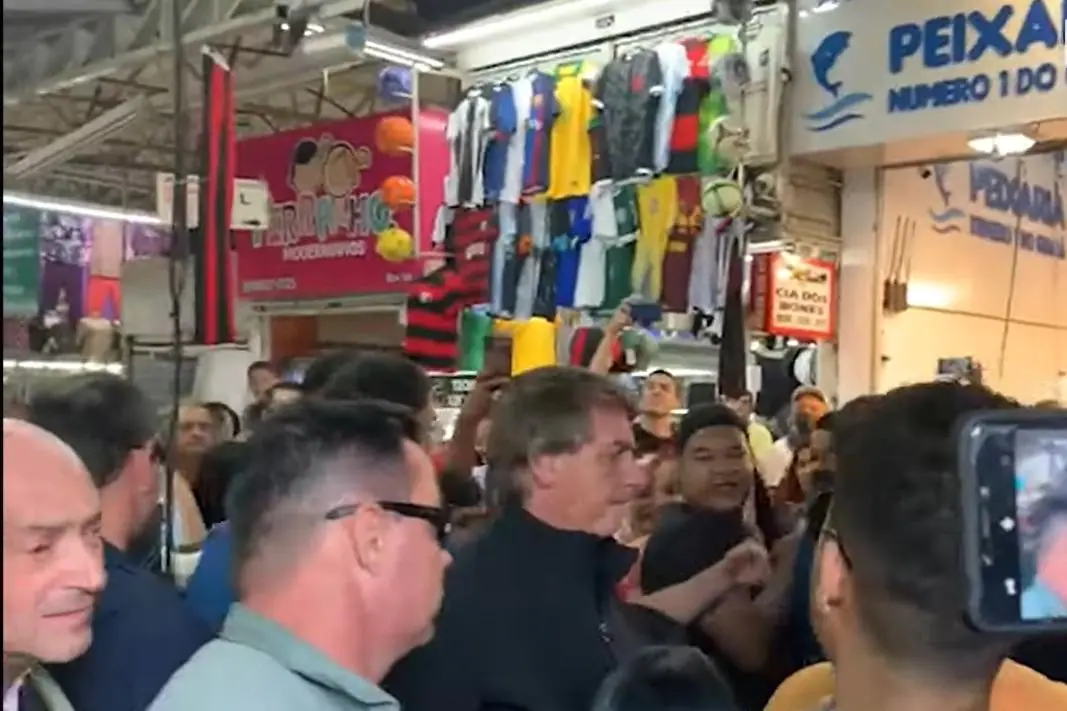 Bolsonaro passeia pela Feira dos importados na manhã deste domingo