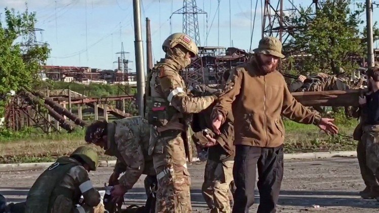 Veja fotos da rendição dos últimos soldados ucranianos que resistiam em Mariupol