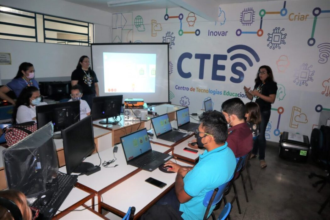 Prefeitura de Manaus realiza oficina para uso de ferramenta digital na alfabetização