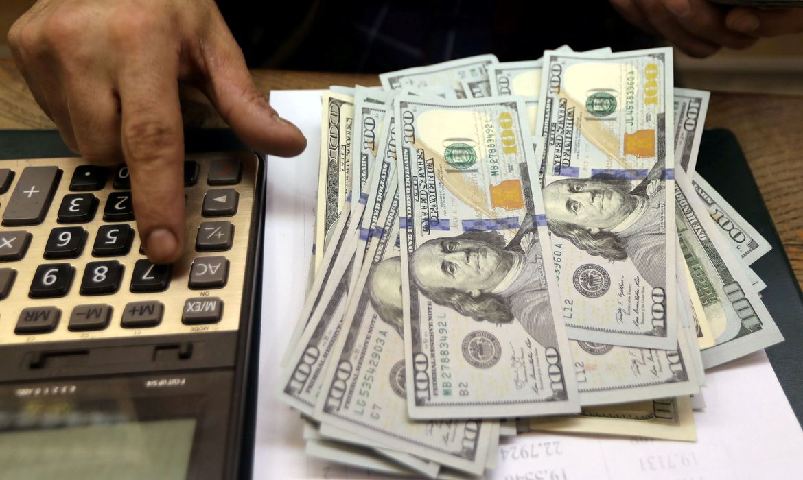 Dólar fecha em leve alta após Fed publicar documento sobre juros