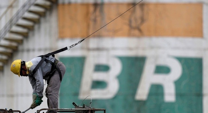 Ações da Petrobras já caem mais de 4,5% após troca no comando da estatal