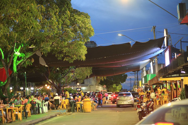 Bares do Eldorado são notificados pela prefeitura para retirar ‘puxadinho’ de lonas feito sobre rua