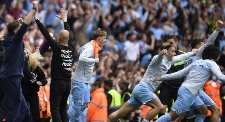 Manchester City vence Aston Villa de virada e é campeão do Inglês