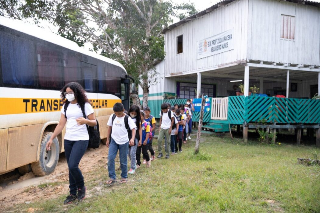 Prefeitura de Manaus revitaliza ramal e entrega micro-ônibus para escola da zona rodoviária