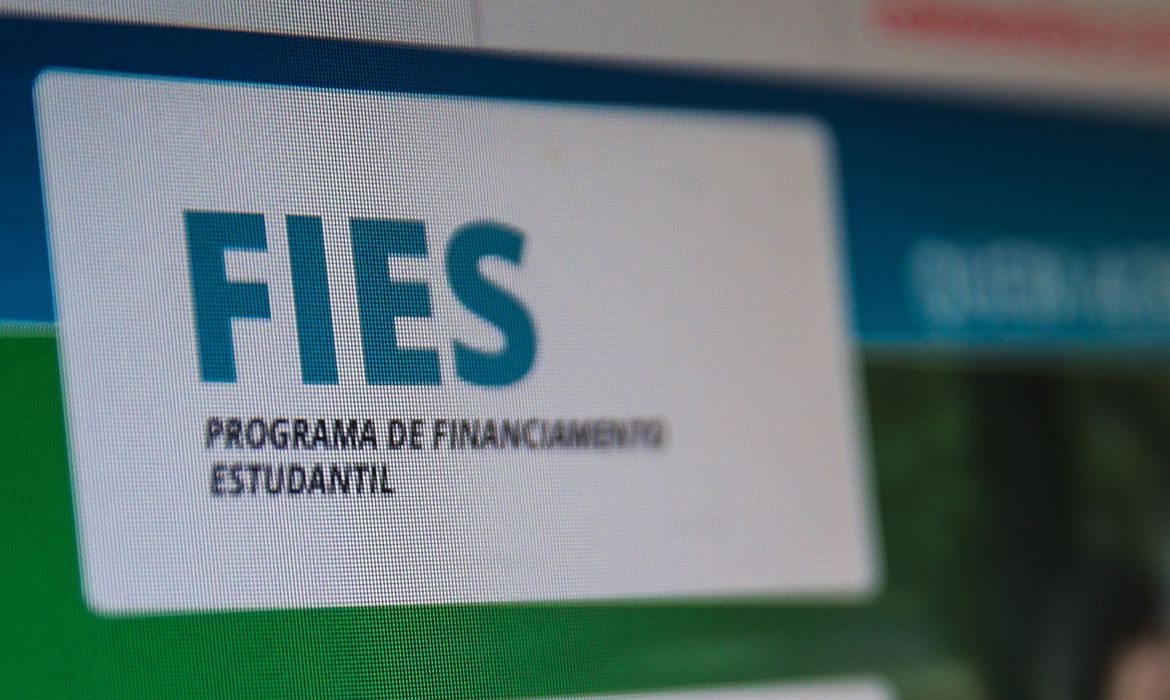 Estudantes pré-selecionados no Fies têm até hoje para enviar informações de inscrição