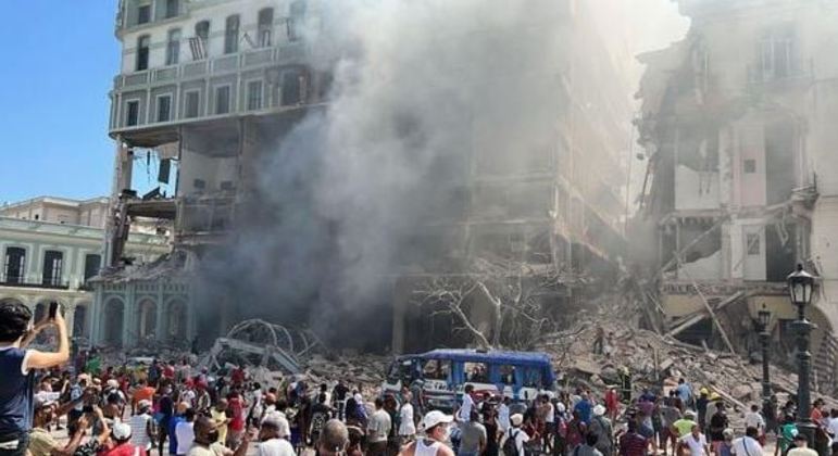 Forte explosão destrói parte de hotel de luxo em Havana, em Cuba