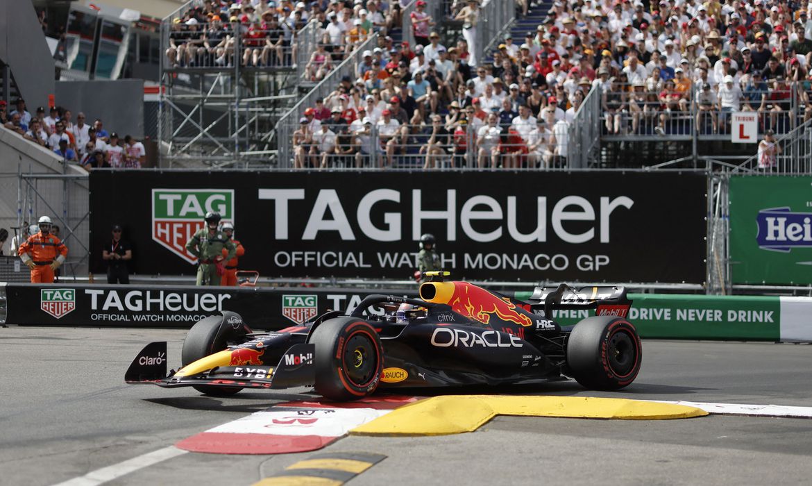 Perez vence GP de Mônaco marcado por atraso e emoção na reta final