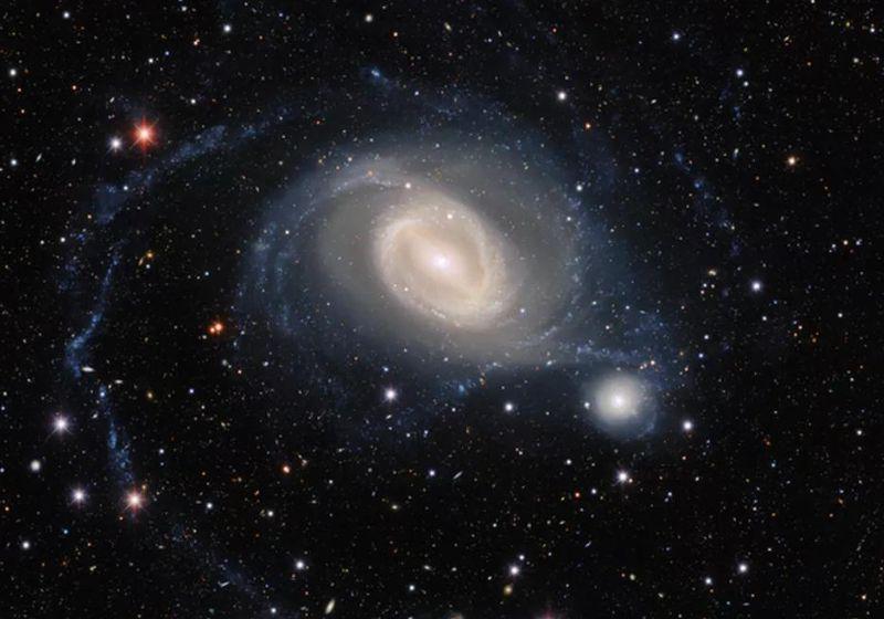 Dança’ de galáxias: telescópio captura fusão de 400 milhões de anos