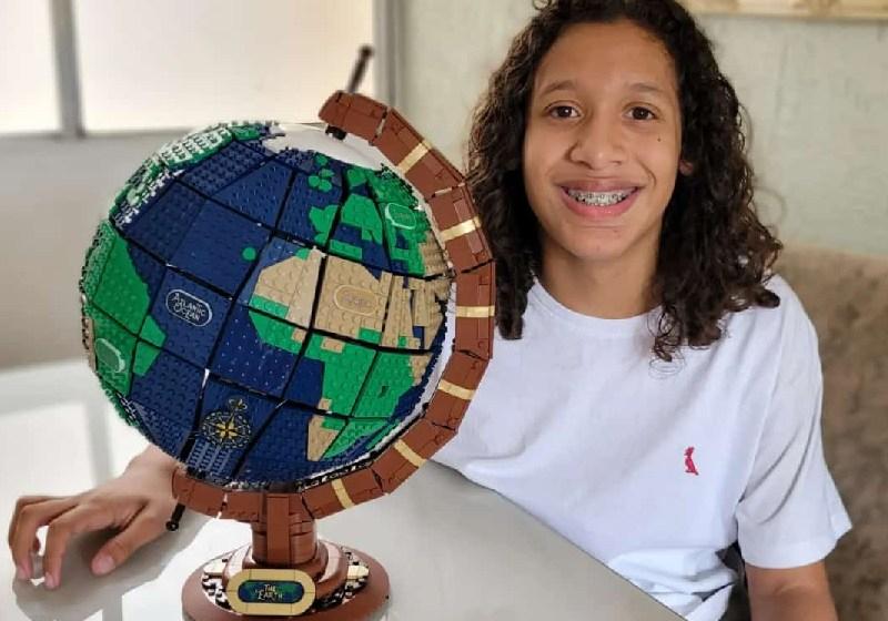 Menino autista monta globo terrestre com 2.600 peças de Lego em 9 horas