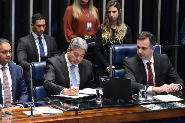 Congresso promulga emenda constitucional que prevê piso salarial para agentes de saúde