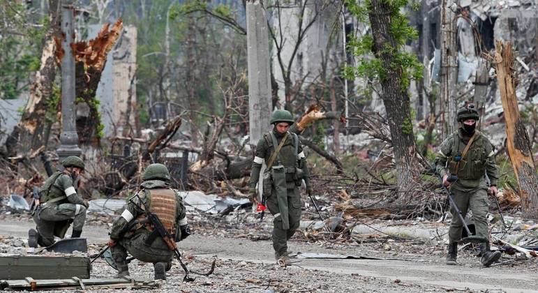 Ucrânia colocou explosivos em corpos de mortos em Azovstal para acusar a Rússia, diz porta-voz