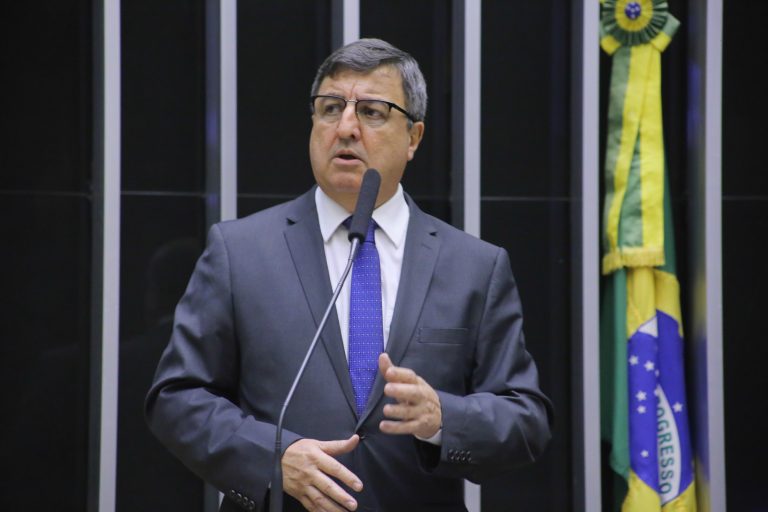 Câmara aprova projeto que limita alíquotas sobre combustível e energia