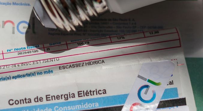 Consumidor deixa de pagar conta de luz para comprar alimentos