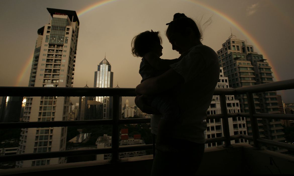 Hoje é Dia: Dia das Mães, do lúpus e da enfermagem são destaques