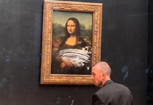 Quadro da Mona Lisa é alvo de vândalo no Museu do Louvre