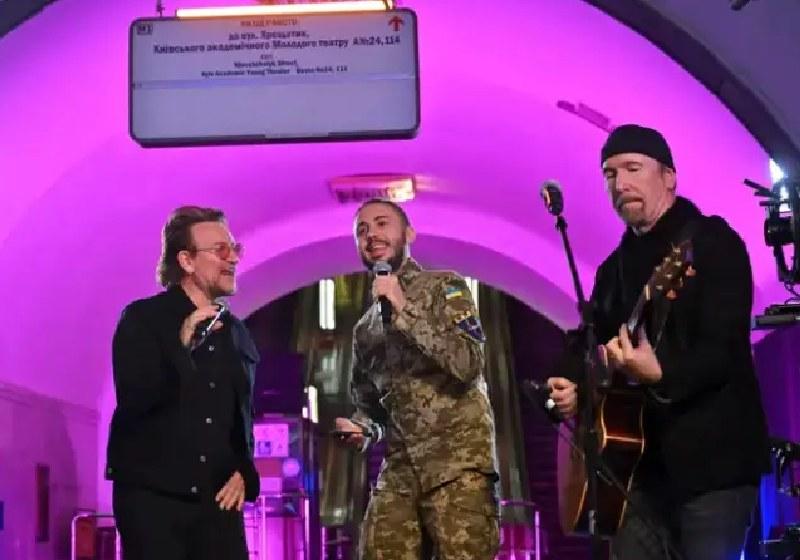 Bono do U2 faz show surpresa no metrô da Ucrânia, reza e pede paz