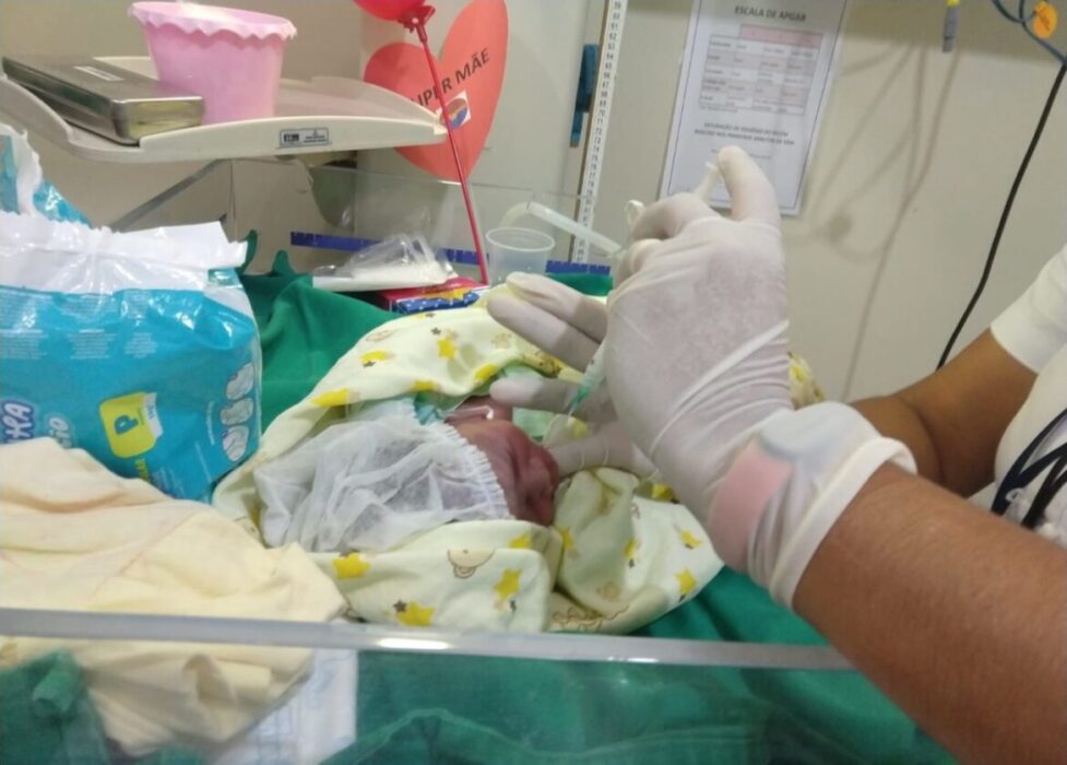 Mãe tenta vender recém nascido por R$ 400 e foge do hospital no AM