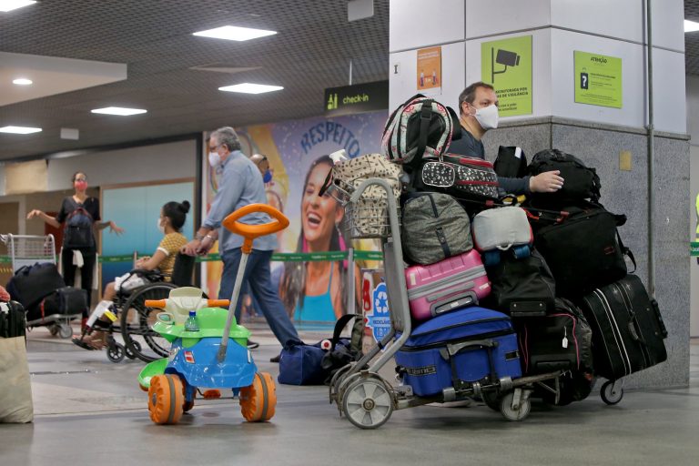 Obrigação de usar máscaras em aviões e aeroportos é tema de audiência nesta quarta