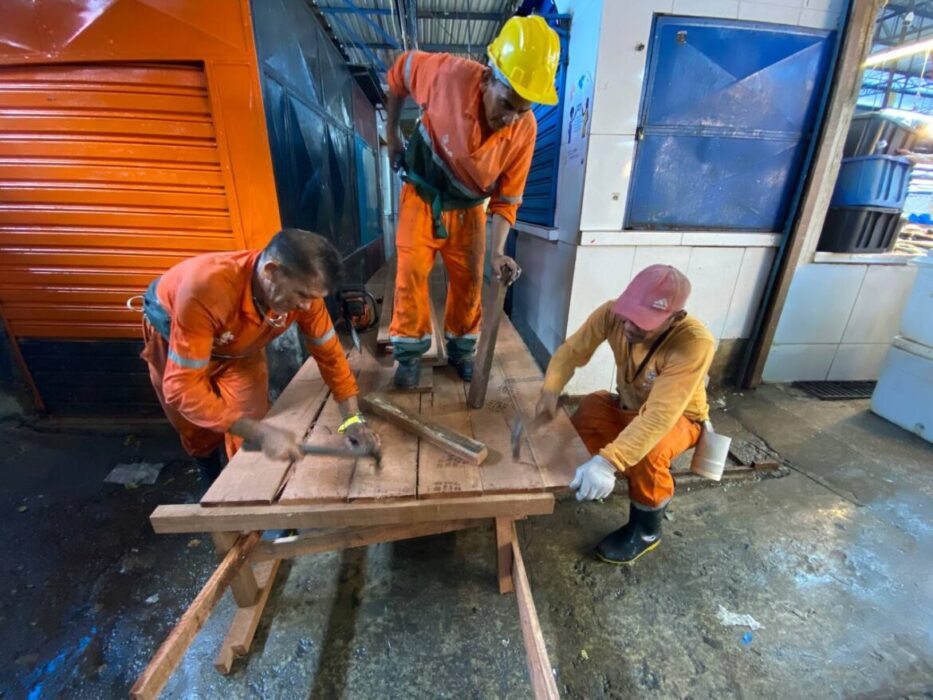 Prefeitura de Manaus instala passarelas na feira Manaus Moderna