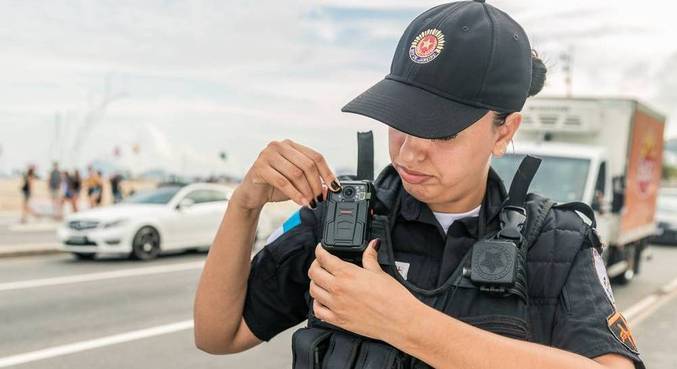 PMs começam a usar câmeras nos uniformes nesta segunda no Rio