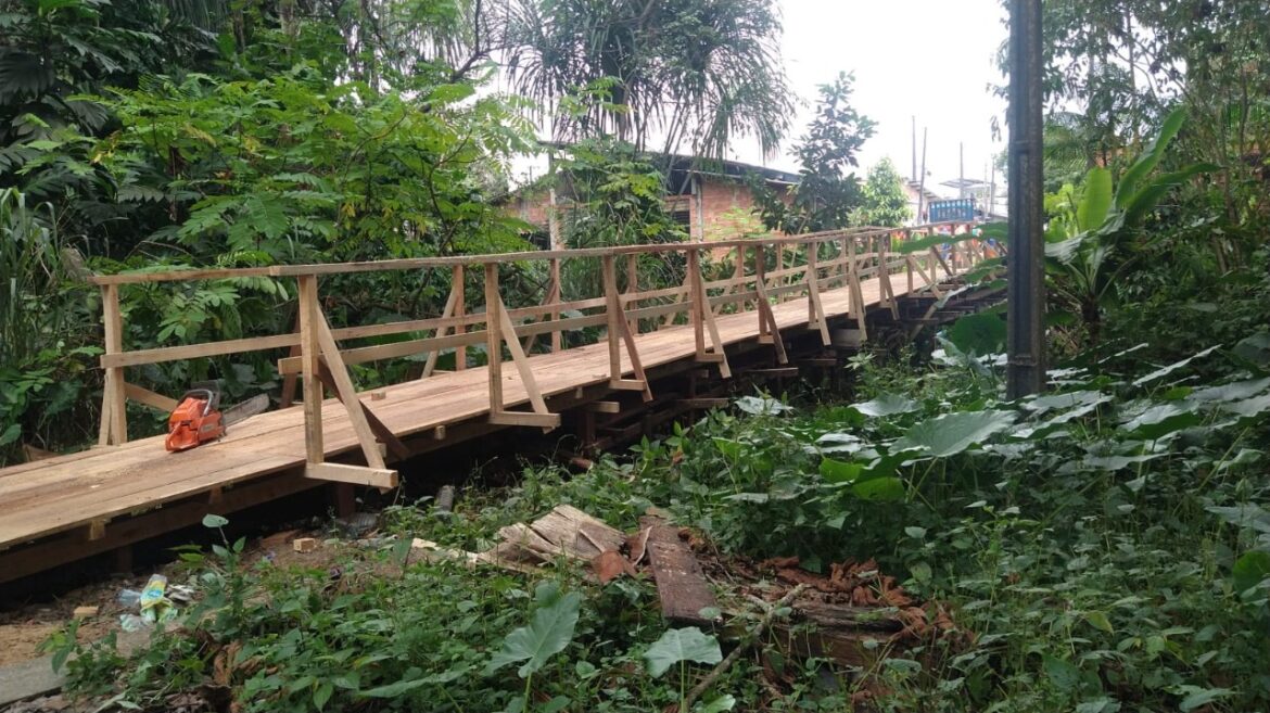 Prefeitura constrói ponte de madeira para garantir acessibilidade a moradores na zona Norte