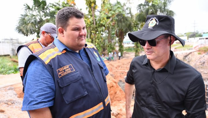 Prefeito David Almeida fiscaliza concretagem das cortinas da ponte na avenida Senador Raimundo Parente