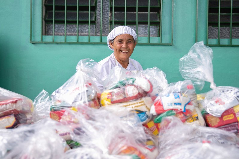 Prefeitura de Manaus entrega kits da merenda escolar para unidades de ensino da Semed