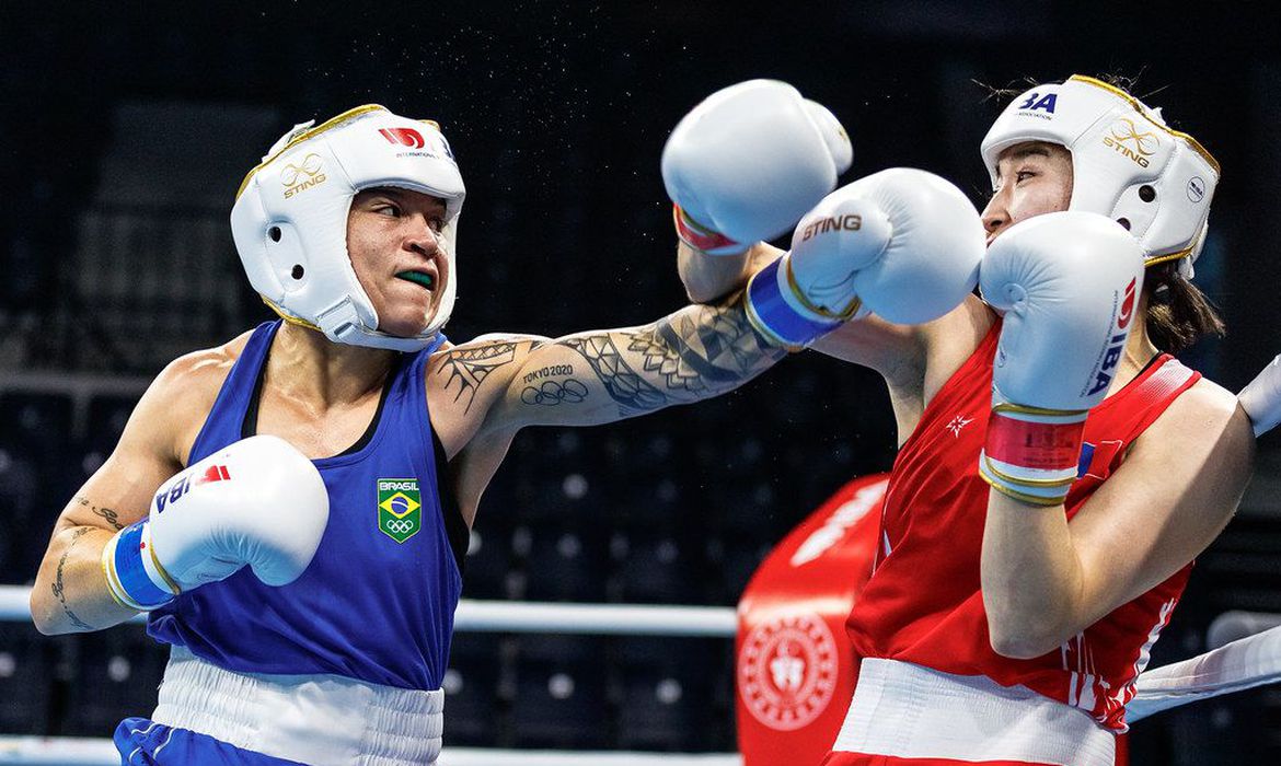 Atual campeã, Bia Ferreira estreia com nocaute no Mundial de Boxe