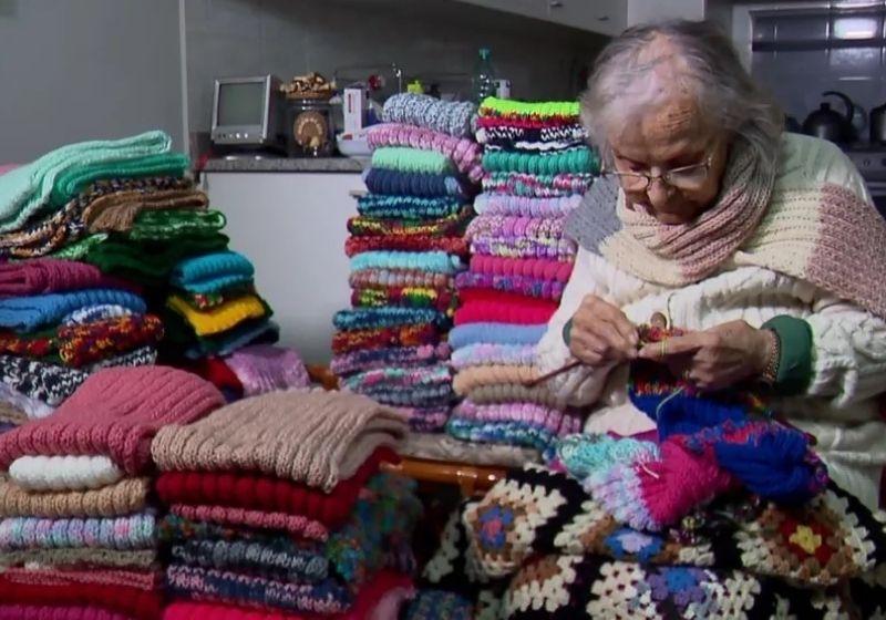 Idosa de 92 anos já produziu mil cachecóis para ajudar pessoas que vivem rua