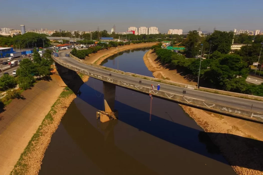 Homem cai de viaduto na marginal Tietê, morre e provoca acidente