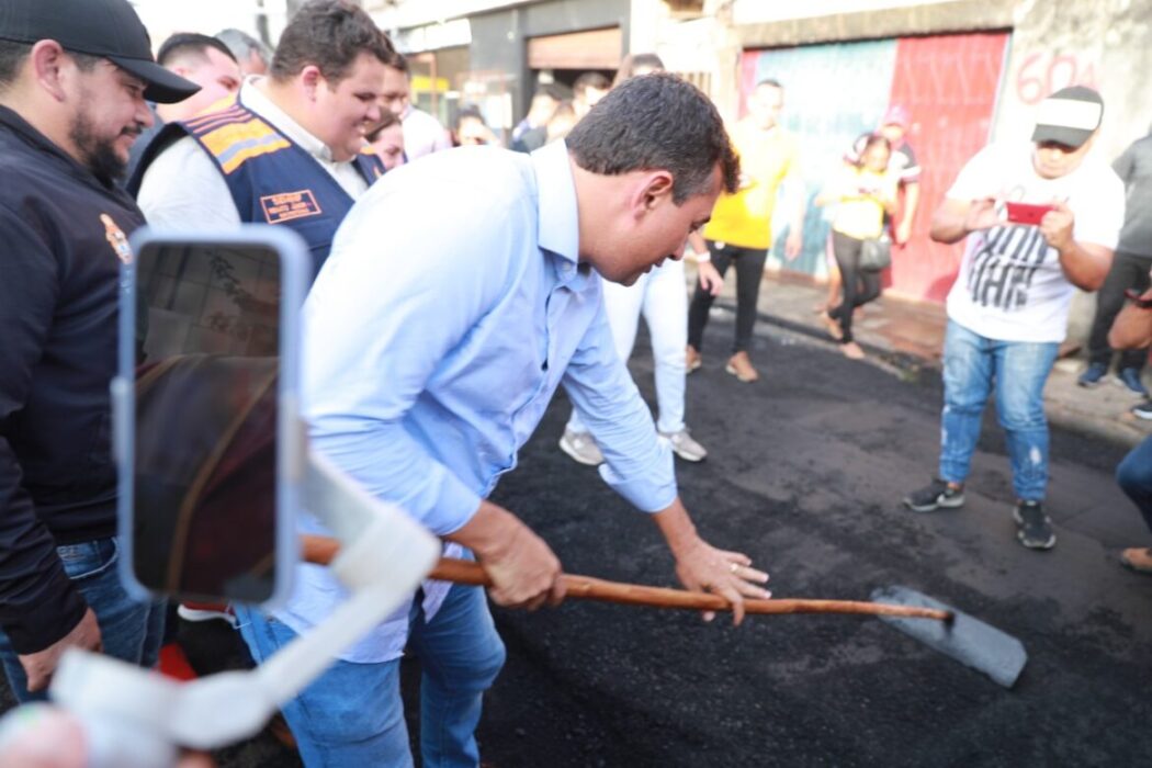 No bairro Compensa, Wilson Lima e David Almeida dão início à quarta frente de recapeamento das ruas de Manaus