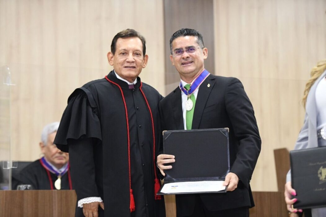 Prefeito David Almeida recebe 'Medalha do Mérito Eleitoral' do TRE-AM