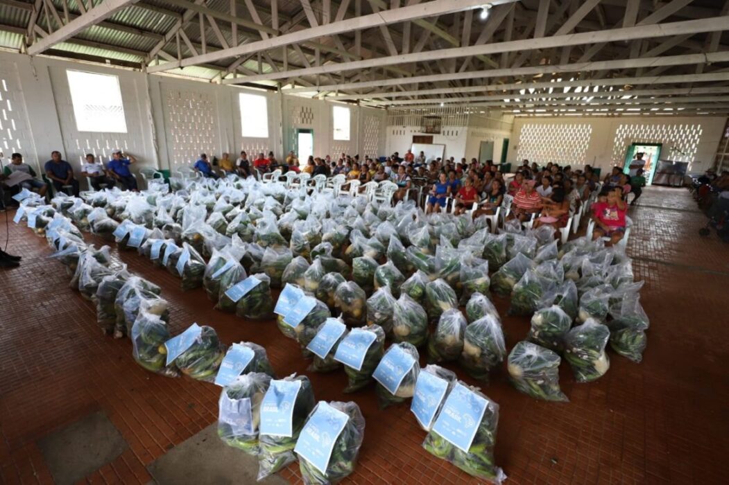 Governo do Amazonas entrega 13 toneladas de alimentos a famílias carentes em Borba
