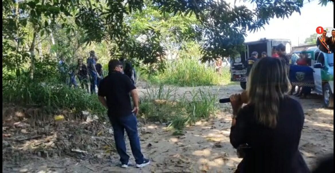 Manaus – O corpo de um homem ainda não identificado foi encontrado na manhã desta quarta-feira (11) em uma área de mata localizada no bairro Santa Etelvina. A polícia foi acionada e isolou a área até a chegada da perícia e do Instituto Médico Legal. O homem foi encontrado com mãos e pés amarrados enrolado em um lençol e possui diversas tatuagens pelo corpo, o que pode ajudar na identificação. Fonte: D24am. Leia mais em https://d24am.com/policia/video-corpo-e-encontrado-enrolado-em-lencol-no-santa-etelvina/