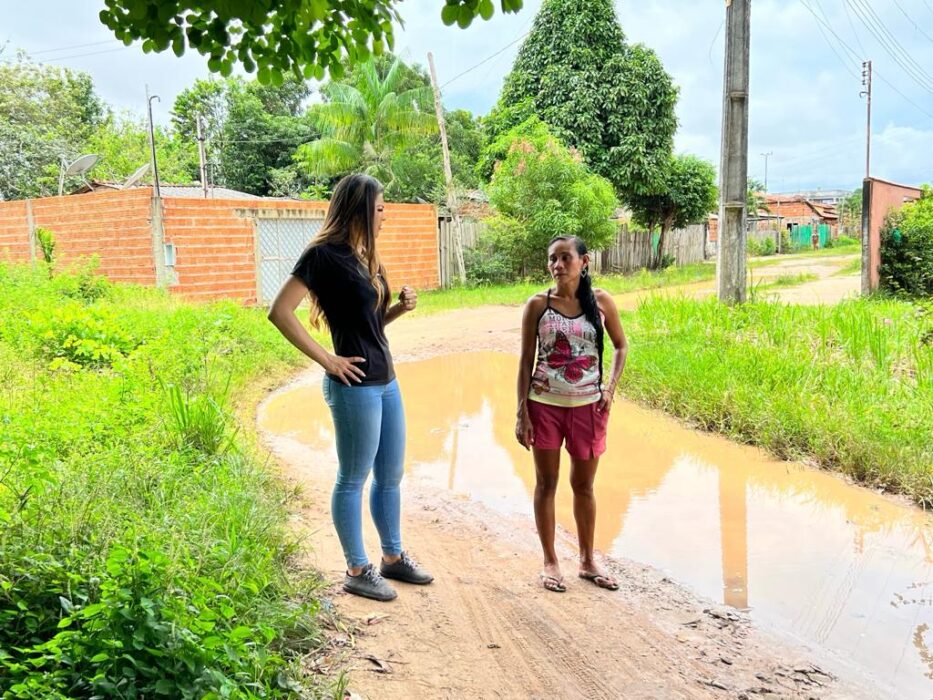 Moradores de Parintins executam obras nas vias públicas por omissão da prefeitura