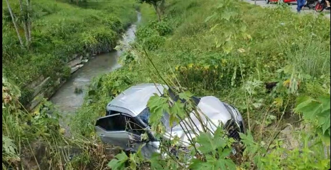 Carro cai no igarapé do Passarinho, após colidir com caminhão baú