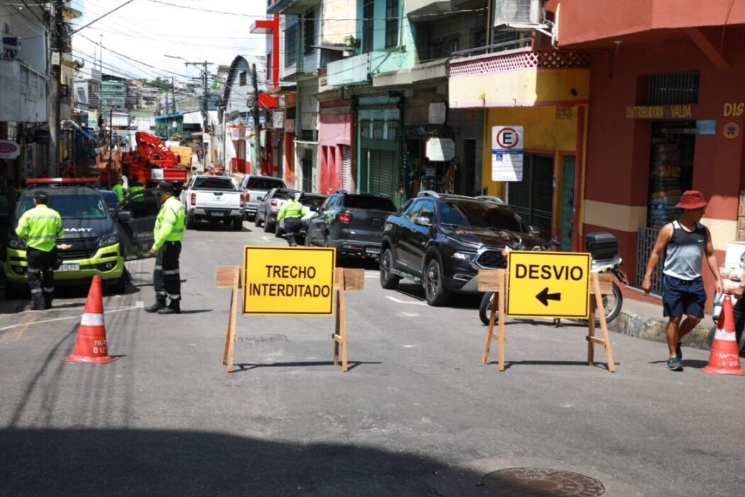 Prefeitura interdita trecho da rua dos Barés para circulação de veículos no centro de Manaus