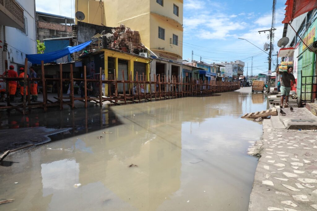 Prefeitura interdita trecho da rua dos Barés para circulação de veículos no centro de Manaus