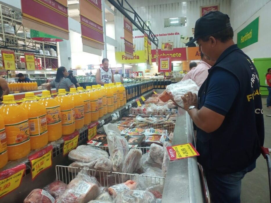 Procon-AM apreende mais de 30 Kg de alimentos e produtos de limpeza em supermercado na zona leste de Manaus