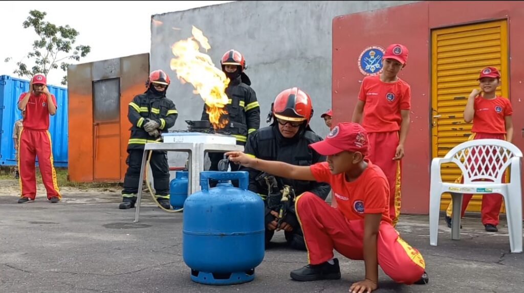 Bombeiro Mirim realiza simulado de princípio de incêndio em residência